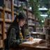 学生妹在图书馆专注使用Forest番茄钟APP学习，周围环境安静整洁